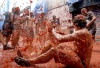 La localidad de Buñol, en Valencia, al este de España, celebró La Tomatina, un festejo de renombre internacional que consiste en una guerra de tomates entre los asistentes y que deja las calles encharcadas por ríos de salsa.