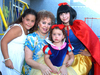 09082009 Fanny Cohn Barraza en su fiesta de tercer cumpleaños junto a su abuelita Coco
Garza y la niña Jimena Cohn y Blanca Nieves.