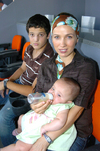 09082009 Angelina Rodríguez Encina con sus hijos Octavio y
Daen Ibarra.