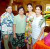20082009 Acompañan a Catherine, sus hermanas, Stéphanie y Nathalie Plouin, su mamá, Sra. Silvia Arredondo de Plouin y la mamá del novio, Sra. Guadalupe Varela de González.