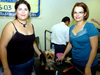 26082009 América Rincón y Yadira Hernández con la mascota 'Mariachi'.