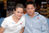 26082009 Karyna Rodríguez y Gerardo Ramos en la sala de espera del aeropuerto.