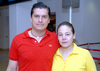 26082009 Karyna Rodríguez y Gerardo Ramos en la sala de espera del aeropuerto.
