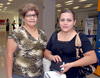 25082009 Yazmín Barrera viajó en plan de trabajo a Chihuahua y fue despedida por su mamá, Sra. María Dolores Compeán.