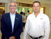 25082009 Miguel Ángel Márquez llegó a Torreón para impartir una conferencia y fue recibido por Jaime Benítez.