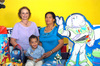 29082009 Roberto Acosta Olguín acompañado de sus abuelas, Sras. Edna Tueme y Andrea Olguín.