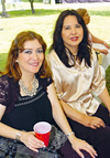 31082009 Luz María y Carolina, en una reunión de ex compañeros.
