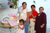 29082009 Lucy Jasso de Pérez junto a las organizadoras de su fiesta de canastilla: Hermila Jasso y Susana Jasso, así como su pequeña hija.