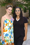 29082009 Mariana Albores Mora junto a Mary Carmen Alvarado, anfitriona de su fiesta prenupcial.