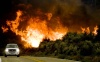 Las llamas continúan avanzando en el condado de Los Ángeles donde un incendio incontrolado ha causado la muerte de dos bomberos, arrasado más de 34 mil hectáreas y calcinado decenas de casas.