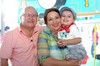 30082009 Abrazando al cumpleañero, sus abuelitos, Sres. Dr. Homero Rivas y María Paz Pizarro de Rivas.