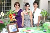 21082009 La feliz novia acompañada de su mamá, Sra. Angélica Padilla Martínez y su futura suegra, Sra. Lourdes Araluce Garrido.
