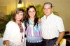 28082009 Daniela Elósegui junto a Lorena de la G. y José Elósegui, en su fiesta de cumpleaños.