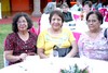 23082009 La festejada en compañía de su suegra, Sra. Lupita Hernández de Gaucín, su mamá, Sra. Irlanda Monsiváis de Cueto y su hermana, Sofía Cueto de Necochea.