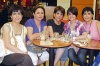 EN FAMILIA Las hermanas Anaya Llamas: Soledad, Ana Sofía, Ana Rosa, Sofía y Kenia compartiendo una tarde de café.