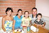 30082009 Verónica y Javier González con sus hijos Sofía, Vale y Javier.