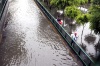 Calles como Valparaíso, Constantinopla y Caracas, quedaron bajo el agua, cuya fuerza volteó incluso automóviles.