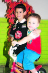 01092009 Diego Silveyra Goray cumplió tres años y lo celebró junto a su hermano Alejandro con divertida fiesta.