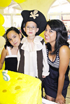 06092009 Michelle Tovar Aguilar cumplió diez años con divertida piñata, acompañado de sus hermanas.