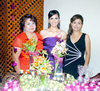 06092009 La novia junto a las organizadoras de su fiesta prenupcial, su mamá, Sra. María Atena Ríos de Hernández y su futura suegra, Sra. Nydia Chávez Reyes.