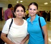 03092009 Carmen y Ángeles Alvarado en espera de la familia Mortera, en la sala del aeropuerto.