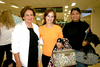 04092009 Marisol Serrano y Melisa Benítez se despidieron de sus padres Santiago y Josefina, Lourdes de Hans, antes de partir a la Ciudad de México.