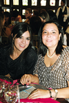 06092009 La feliz novia en compañía de su mamá, Sra. July Cisneros y su tía, Sra. Lida Cisneros.