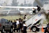 Los pasajeros coincidieron en un hombre que permaneció de pie durante el vuelo y que iba bien vestido, era el único presunto secuestrador al que ellos vieron.