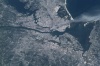 Foto cedida por la NASA que muestra dos columnas de humo ascendiendo desde Manhattan después de que dos aviones chocaran contra las Torres Gemelas de Nueva York, Estados Unidos, el 11 de septiembre de 2001.