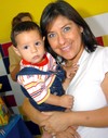 10092009 Analía Cortez de Martínez con su hijo Samuel Martínez Cortez.