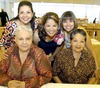 10092009 Acompañan a la novia, las organizadoras de su fiesta prenupcial, Gabriela, Marcela y Martha de Ruelas y María del Refugio Hernández.