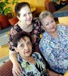 09092009 Vicky Valdés, Leticia Rivera y Edna Reyes, en la reunión de ex compañeros de la Pereyra.