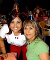09092009 Laura Ayala y Mary Banda, presentes en un restaurante de la localidad.
