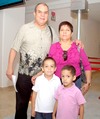 09092009 María García y Cuauhtémoc Ángel fueron despedidos en el aeropuerto por Manuel, Manuel Jr. y Ariana Aguilar.