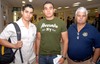 09092009 Ignacio Ceniceros Guillén y Abraham Ceniceros Armendáriz despidieron en el aeropuerto a Irving Ceniceros, quien emprendió un viaje a Egipto.