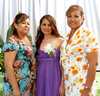 12092009 Acompañan a la futura novia, su mamá, Sra. Josefina Martínez de Ramírez y su futura suegra, Sra. Nora Ramírez de Compeán.