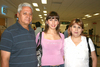 15092009 Salvador García y Lucy Ortega momentos antes de abordar el avión que los llevaría a la Ciudad de México.