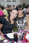 11092009 
Natalia Hinojosa y Lorena González, disfrutaron de una alegre fiesta.