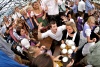 Miles de personas vestidas con los tradicionales trajes folclóricos bávaros se concentraban en la tradicional explanada donde se celebra anualmente la fiesta popular más internacional alemana.