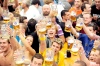 La fiesta de la cerveza de Múnich, la Oktoberfest, abrió su 176 edición con la tradicional apertura del primer barril por parte del alcalde de la ciudad, Christian Ude.