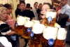 La fiesta de la cerveza de Múnich, la Oktoberfest, abrió su 176 edición con la tradicional apertura del primer barril por parte del alcalde de la ciudad, Christian Ude.