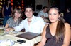 18092009 Gabriela Duarte, Martín Villalobos y Giovanna Dávila, en un restaurante.