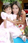 20092009 Josué Reyes Castellanos junto a su mamá Alejandra Castellanos, el día de su fiesta de cinco años de edad.
