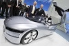 El presidente de la junta de supervisión de Volkswagen, Ferdinand Piech (i), y el consejero delegado de VW, Martin Winterkorn, inspeccionan el nuevo L1 de VW.