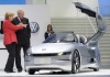 La canciller alemana, Ángela Merkel, observa un nuevo modelo de Volkswagen durante la inauguración del Salón Internacional del Motor en Fráncfort.