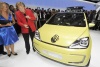 La canciller alemana, Ángela Merkel (I), y el consejero delegado de Volkswagen, Martin Winterkorn, observan el nuevo L1 de VW.