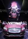 La nueva berlina de lujo XJ de la marca británica Jaguar es presentada en Fráncfort.