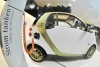 Un Smart eléctrico recarga su batería en un puesto de servicio del Salón Internacional del Motor de Fráncfort (Alemania)