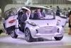 Unos visitantes observan el interior de un nuevo modelo de Renault en el Salón Internacional del Motor de Fráncfort (Alemania)