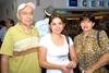 16092009 Víctor Baños y Blanca González de Baños despidieron en el aeropuerto a su hija Brenda, quien viajó a la Ciudad de México.
